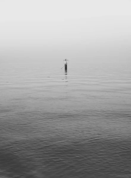 Melancholische Meereslandschaft Einzelne Boje Auf Einer Ruhigen See Während Des — Stockfoto