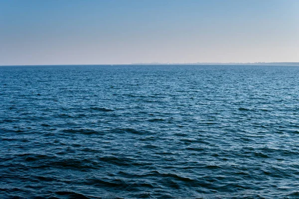 Mar Tranquilo Con Pequeñas Olas Durante Día Soleado — Foto de Stock