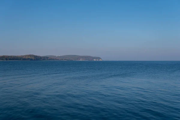 Mar Calmo Com Ondas Pequenas Durante Dia Ensolarado Com Uma — Fotografia de Stock