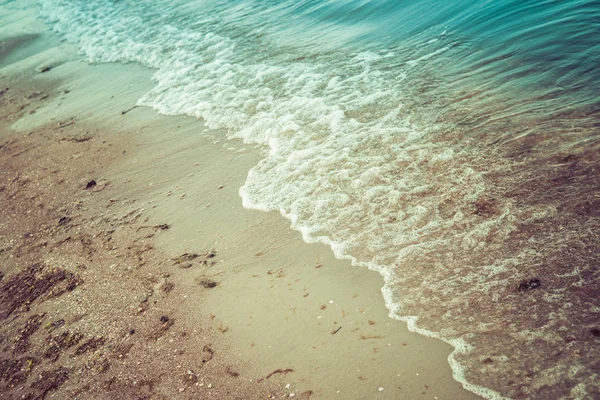 Perto Pequenas Ondas Mar Uma Praia Arenosa — Fotografia de Stock