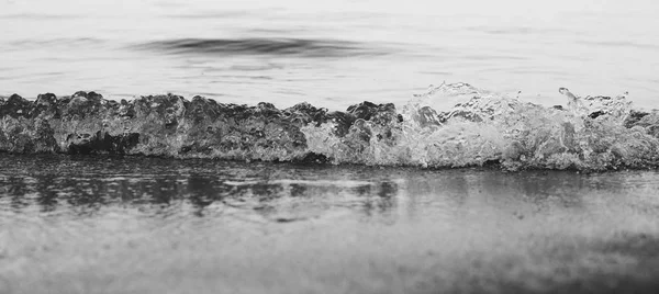 Gros Plan Petites Vagues Éclaboussant Sur Une Plage Sable — Photo