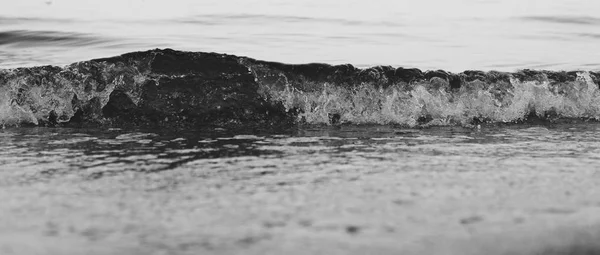 Primo Piano Piccole Onde Che Schizzano Una Spiaggia Sabbia — Foto Stock