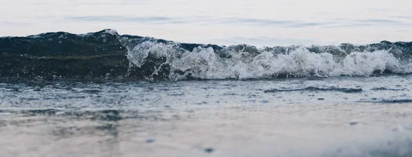 Primer Plano Pequeñas Olas Salpicando Una Playa Arena — Foto de Stock