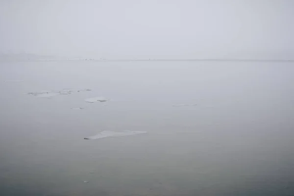 Copertura di ghiaccio rimanente su un lago — Foto Stock