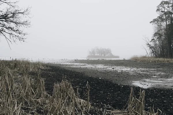 Lago seco en un día de niebla —  Fotos de Stock