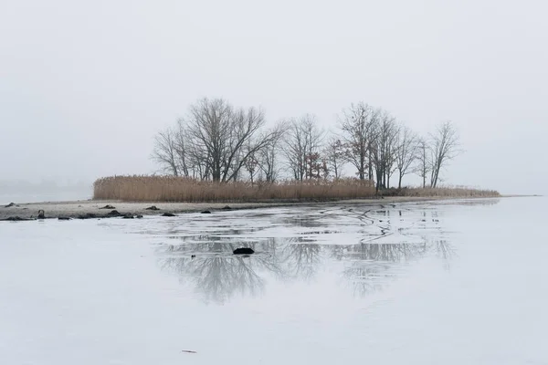 Ilha no lago coberto de gelo — Fotografia de Stock