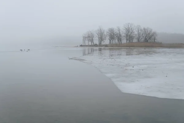 Cubierta de hielo restante en un lago —  Fotos de Stock