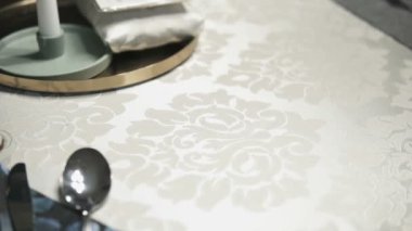 Tatil sırasında zarif akşam yemeği için hazırlanmış sofra üzerinde kamera slayt