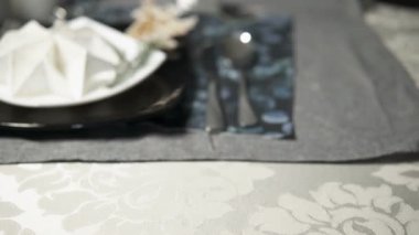 Tatil sırasında zarif akşam yemeği için hazırlanmış sofra üzerinde kamera slayt