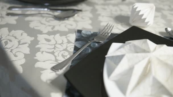 Cámara Deslizante Sobre Mesa Preparada Para Una Cena Elegante Durante — Vídeos de Stock