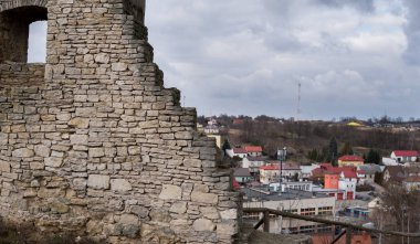 Kasabanın yanındaki kale eski harabeleri