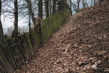 bir tepede eski ahşap çit