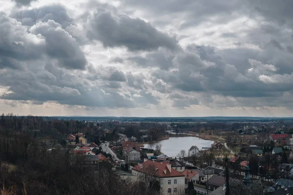 Краєвид з маленьким містом і озером — стокове фото