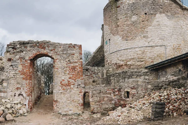 Ruïnes binnenkant van oud kasteel — Stockfoto