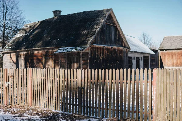 Stará stodola za dřevěným plotem — Stock fotografie