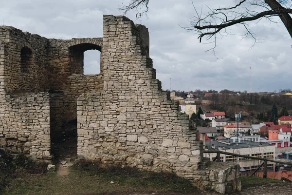 Oude ruïnes van het kasteel naast de stad Stockfoto