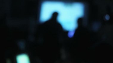 Duvarda taranmış eski bilgisayarlardan retro müzik yazılımı önünde dans insanların gölgeleri
