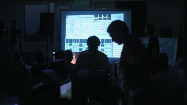Sombras Pessoas Frente Software Música Retro Computadores Antigos Rastreados Parede — Vídeo de Stock