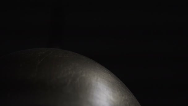 Detail Kovového Povrchu Houpání Temné Světlo Změnou Zaměření — Stock video