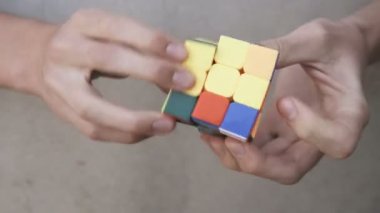 Rubiks cube çözmek için çalışıyor adamın elini detay