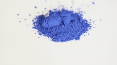 aşırı yakın çekim mavi pigment iplik çevresinde beyaz arka plan üzerinde izole