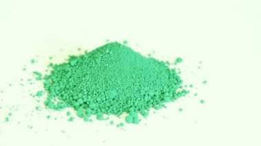 yeşil aşırı yakın, pigment beyaz arka plan üzerinde izole etrafında dönen