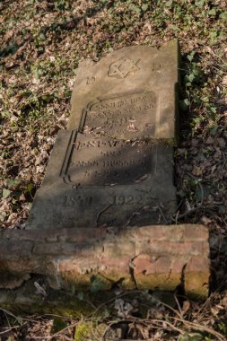 kırık yahudi matzevah