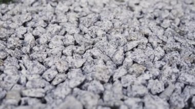 Bahçelerde ve parklarda kullanılan zeminde granit çakıl taşlarının yakın çekim üzerinde kamera slayt