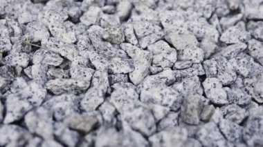 Bahçelerde ve parklarda kullanılan zeminde granit çakıl taşlarının yakın çekim üzerinde kamera slayt