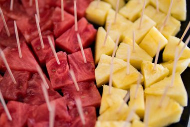  bir kürdan üzerinde karpuz ve ananas