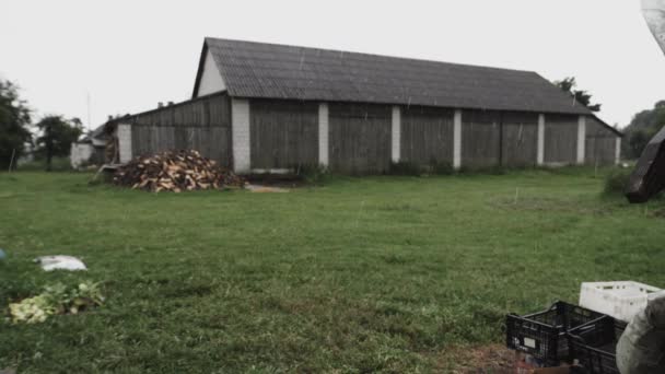 Lluvia Constante Sobre Área Rural Con Granero — Vídeos de Stock