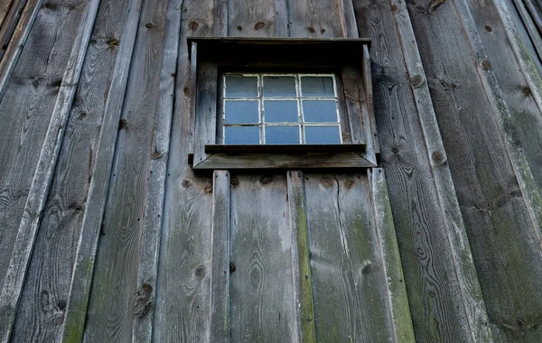 Квадратное старое окно — стоковое фото