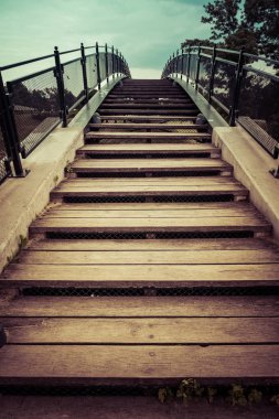 ahşap merdivenli köprü