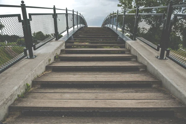 Ahşap merdivenli köprü — Stok fotoğraf