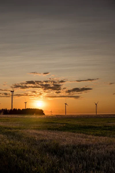 Krajina nad poli s větrnými turbínami — Stock fotografie