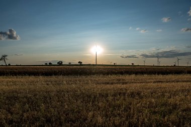 Rüzgar türbininin arkasındaki güneş