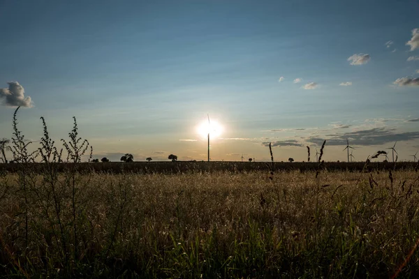 Slunce za větrnou turbínou — Stock fotografie