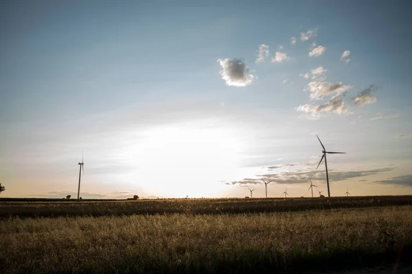 Вітрові турбіни під час заходу сонця — стокове фото