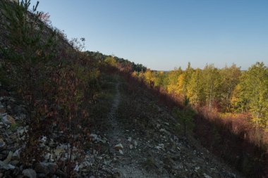 Kireç taşı ocağında yol