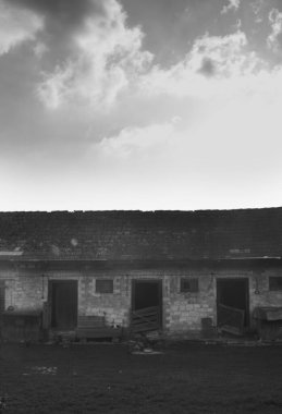 Kırsal alanda terk edilmiş bir arka bahçe arıyor.