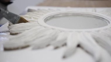  Beyaz çerçeveli aynada bir fırça ile bir kat Shellac eklemek