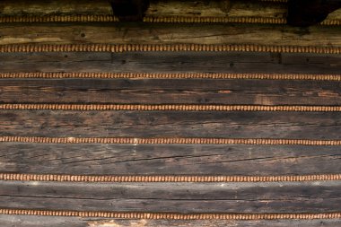 Eski bir kulübenin ahşap duvarının ayrıntıları.