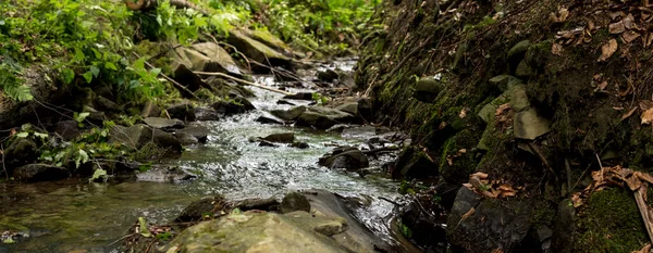 山の中の小さな小川の水のカスケードの詳細 — ストック写真