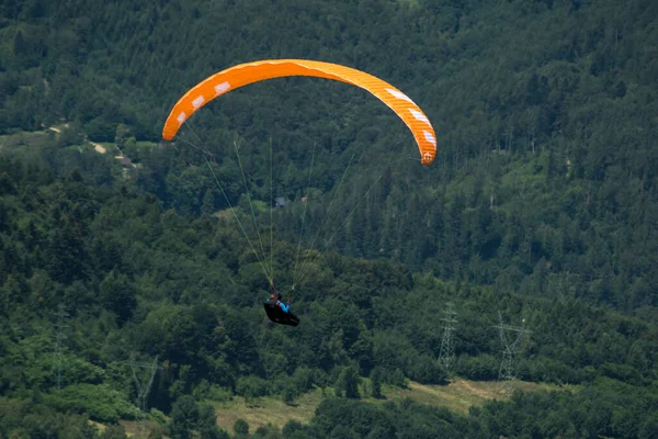 Landschap Met Paraglider Bergen Bedekt Met Groen Bos — Stockfoto