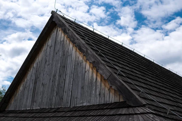 Ahşap Kiremitlerden Yapılmış Bir Çatının Ayrıntıları — Stok fotoğraf
