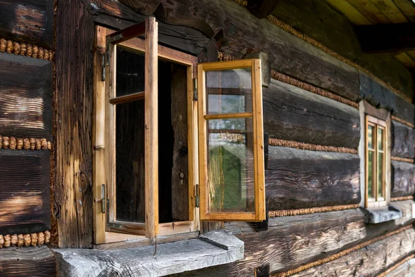 Eski Bir Evin Ahşap Duvarındaki Eski Pencereler — Stok fotoğraf