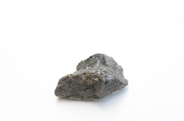 Beyaz arkaplan üzerinde izole edilmiş bir kayanın üzerindeki pirit detayı