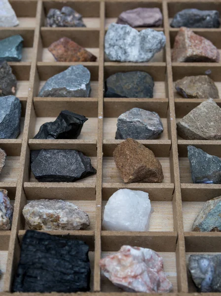 Detalle Piedras Minerales Dentro Una Caja Madera — Foto de Stock
