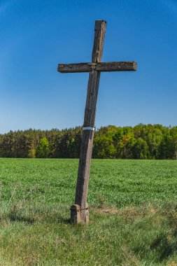 Eski ahşap Hıristiyan geçidi tarlanın yanında