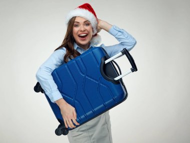 seyahat çantası elinde Noel şapka giyen neşeli kadın 